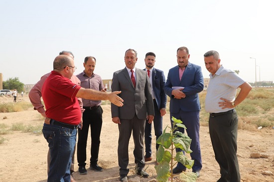 السيد رئيس جامعة الانبار يطلع على مشروع الغابة المنتجة